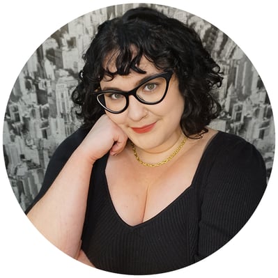 headshots-circlesHannah-1